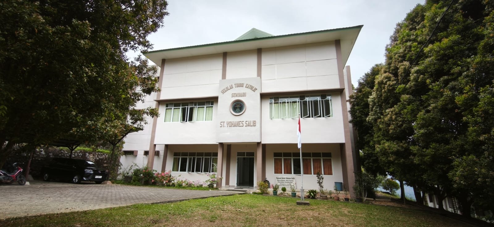 Gedung utama kampus STIKAS Santo Yohanes Salib